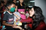 Akriti Kakkar celebrates birthday with Aids patients in Sion Hospital on 10th Aug 2010 (8).JPG